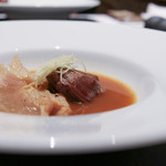 現代ガストロノミー 四匹の猫 - 2016年12月再訪：スープ ネズの実(鹿の鍋 スープ仕立て)☆