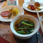 85 Sky Tower Hotel - 主人の朝食、ダンツー麺の麺は太麺です