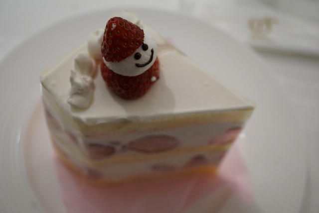 新宿 タカノフルーツパーラー 本店 冬限定タカノ本店の苺ダブルショートケーキはとにかくデカい By まりあてぃーたいむ タカノフルーツパーラー 本店 新宿三丁目 フルーツパーラー 食べログ