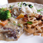 ノワイヨ - 冬野菜ときのこのシェリー酒シチュー、ケーバーと黒オリーブのピラフ、蓮根ソテー、ドライトマト＆タイム