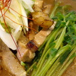 チャーシューに豆苗