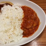 シェフズキッチンカレー厨房  - ハーフ＆ハーフカレー（２５種のスパイスビーフカレー＆イタリアントマトのチキンカレーを選択）