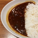 シェフズキッチンカレー厨房  - ハーフ＆ハーフカレー（２５種のスパイスビーフカレー＆イタリアントマトのチキンカレーを選択）