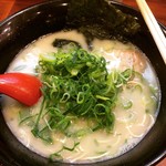 博多ラーメン　本丸亭 - 分かりにくいですがチャーシュー麺です♪  ハリガネ→普通の替玉