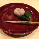 銀座 しのはら - 餡菓子、山茶花に見立てて