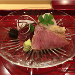 銀座 しのはら - 氷見11kg鰤の藁炙り、大間本鮪、平目の軽い昆布締め。これだと他の刺身に対して圧倒的に鰤の味と藁の香りがつよい。