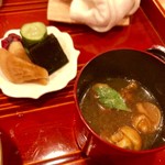 津の守坂 小柴 - お味噌汁は赤出汁のなめこ。なめこのヌメリがここまでしっかり取れてるお味噌汁も珍しい。