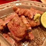 津の守坂 小柴 - 鴨と豚の合焼き。鴨の甘さ以上に炭火の香りが印象的。