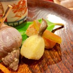 津の守坂 小柴 - 八寸より、くわいの素揚げ。その向こうにあるのがあん肝、その上にからすみが添えられています。