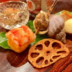 津の守坂 小柴 - 八寸：右上が白バイ、下はレンコンの素揚げ