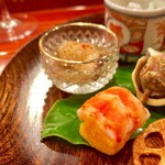 津の守坂 小柴 - 八寸：下は海老の黄身ずし、上は何かのみぞれ和え（聞き取れず）