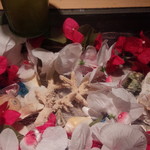 南国酒場リバーサイド - カウンターのデコレーション