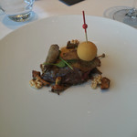 CROWN - トゥーレーヌ産ピジョン胸肉のロティとキュイスのコンフィ ティマノワチーズのクロメスキ フォアグラとクルミオイルの香るジュドピジョン