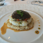 CROWN - お花仕立てのフランス ブルターニュ産チュルボ
      ブルードジェックスとカルナローリ米のリゾット イカ墨のチュイル トマトコンフィとエストラゴン入りジュドヴォライユ