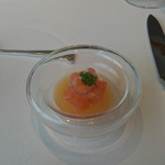 CROWN - スコットランド サーモンコンフィ 黄トマトピュレ ラディッシュ 鱒の卵