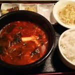 韓国居酒屋＆韓国料理 古家 - （2016年12月  訪問）ユッケジャン定食、880円。キムチ食べ放題・おかず3品・サラダ付きと言うものの実際おかずは2品。キムチは酸味強め。