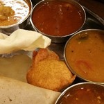 南インド料理ダクシン - カレーも色々ついてくる