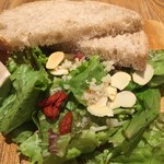 カフェ＆ブックス ビブリオテーク - スーパーフードのサラダ