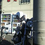 ラーメン 厚木家 - 単車は ぎりぎり 駐車場の中です！(笑)