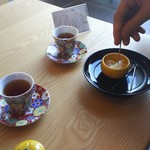 食べるお宿 浜の湯 - ウェルカムドリンクは、健康茶と地場産柑橘類のピール