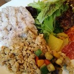 TOR - ランチ　ガパオライスにプラス100円でプレートに！　たしか880円