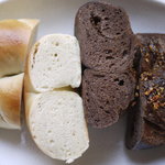 白楽ベーグル - プレーン(左）　ココア(右）