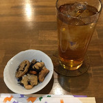 呑飲 - お通し¥200と、ウーロンハイ¥300