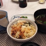 食べるお宿 浜の湯 - 釜飯は、焼き鯛の釜飯。おこげもよそっていただきました。