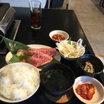 焼肉 貴 - 特上ランチ（お肉はミスジ、上ロース、上カルビ）から選択します。¥1480