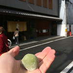 甘楽 花子 - 愛すべき山田松香木店前であえて辻餅を！