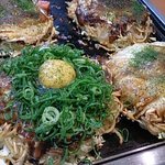 鶴橋風月 - モダン焼きの玉子乗せ（目玉焼き）＆ネギのトッピングなど(2014/5)