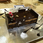 トゥ・ラ・ジョア - オペラが凄すぎましたよ。 これもね、素晴らしい。
      チョコレートの質がマジ素晴らしい。しっとり感もいいし！美味しいです完全に。