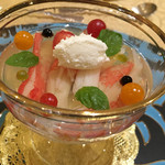 トゥ・ラ・ジョア - 一発目から衝撃。 味の構成はもちろん素晴らしいんだけど、このジュレの舌触りが悶絶です。 生涯ですこれ以上のジュレは食べたことありません。