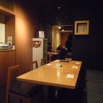 Kamaage Udon Hatsutomi - 店内は席の間隔がゆったりめ。とっても落ち着きます(^_^)