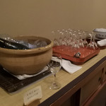 あらや滔々庵 - 大浴場上がりのサービスのCAVAや発泡酒