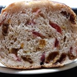 ベーカリー ブレリック - ドライフルーツのカンパーニュ(断面)