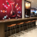 リンツ ショコラ ブティック＆カフェ - (内観)カウンター席