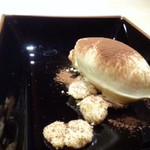 TTOAHISU - デザートは3種類。
      ◆ティラミス風・・・下にはアーモンドクッキーが敷かれ、マスカルポーネをタップリ使用した美味しい品。