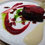 TTOAHISU - ◆メインは愛知県産「本州鹿」、、大きな切り身ですこと。赤色はビーツのソース