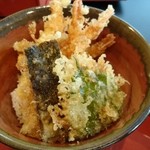 Shikigosai Kiwa - 海老天丼（1,400円）にしました。
                      小鉢，お味噌汁，お漬物付き。