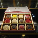 Julian's - 箱入りのマカロン