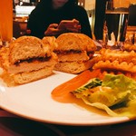 Round-the-Clock Coffee Shop - 形而上の猪扒包