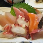 《2811》最初に来店したときより刺身の盛りが良くなったような。お昼の刺身定食は700円。
          