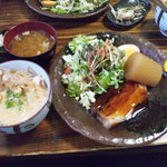 鉄火 - 今日の大人定食は煮玉子入り極！角煮！でございます