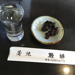 鰻禅 - 冷酒「ひこ孫」1グラス ¥900(税込) 、お通し (カシラとキモの佃煮)
