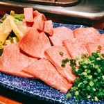 味味 - 『タン刺し』様（2800円）タンのサシがとんでもなくごま油と塩で刻み葱をクルリンパでお口にイン！うわぁ～蕩けるような素晴らしいタン刺し様で牛美との口づけがもう悶絶です♡