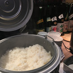 肉と日本酒 - 写真２【白米食べ放題】
                                炊飯ジャーから好きなだけ美味しい白米をセルフで食べれます！
                                わかめスープもセルフです♪