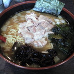 イレブンフーズ 源流 - 2016/12/26 昼11時
      チャーシュー麺1050円＋麺増しサービス