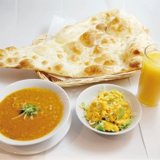 Lunch set starts from 730 yen! Comes with naan or rice, salad, and drink♪