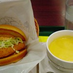 MOS BURGER - チキンバーガーとコーンスープ